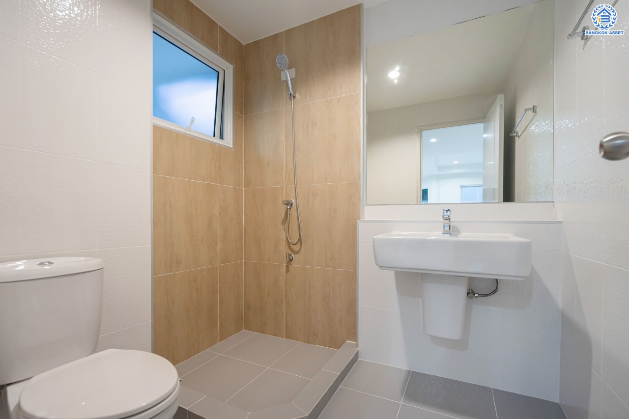 บ้านมือสองตกแต่งใหม่ ม.ชลลดา วัดลาดปลาดุก คุณภาพระดับ L&H บนเนื้อที่ 63.5 ตร.ว. ฟังก์ชัน 3 ห้องนอน 2 ห้องน้ำ 3 ที่จอดรถ บนทำเลศักยภาพ เพียง 15 นาทีถึง เซ็นทรัลเวสท์เกต ใกล้รถไฟฟ้าสายสีม่วง "สถานีคลองบางไผ่"